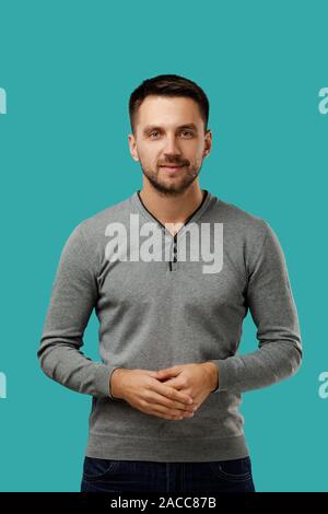 Portrait d'homme barbu calme isolé sur fond bleu. Banque D'Images