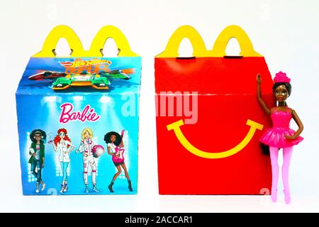 Joyeux Festin de boîte en carton avec Mattel Barbie doll. McDonald's est une chaîne de restaurants fast-food. Banque D'Images