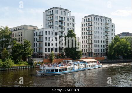 09.06.2019, Berlin, Allemagne, Europe - un bateau d'excursion touristique passe par de nouveaux immeubles le long de la rivière Spree à Berlin Moabit. Banque D'Images