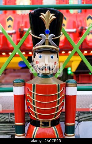 En bois peint décoratif géant Casse-noisette figure exposée sur un marché de Noël à Paris, France. Banque D'Images