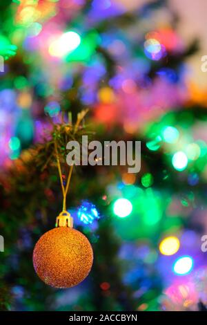 Décoration orange boule de noël sur un arbre de Noël avec un joli arrière-plan flou Banque D'Images