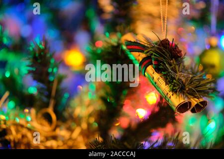 Instrument de musique d'or sur l'ornement d'un arbre de Noël à Bordeaux, France Banque D'Images