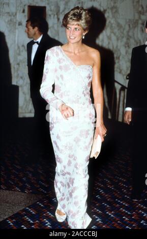 Son Altesse Royale la princesse Diana répond à Liza Minnelli à la London film première de 'Stepping Out', l'Empire Cinema, Leicester Square, Londres, Angleterre 19 Sept 1991. Banque D'Images