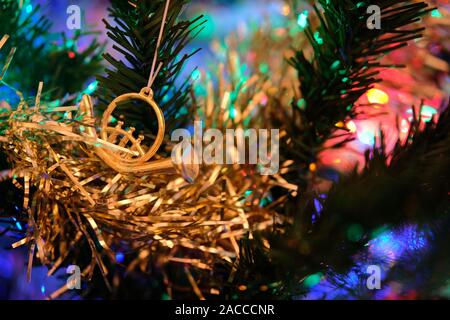 Cor d'or ornement sur un arbre de Noël magnifiquement décoré à Bordeaux, France Banque D'Images