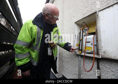 Le premier appel SGN Martin vérifie la bière pression de gaz sur un compteur à une maison à Stenhousemuir après maisons dans la région avait une panne de gaz. Banque D'Images