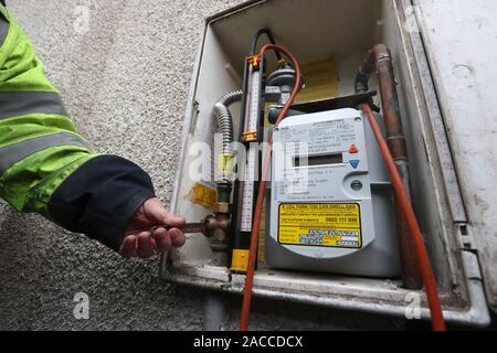 Le premier appel SGN Martin vérifie la bière pression de gaz sur un compteur à une maison à Stenhousemuir après maisons dans la région avait une panne de gaz. Banque D'Images