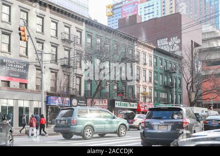 New York le 28 novembre 2019:New York street road à Manhattan à l'heure d'hiver. Grande ville urbaine concept vie arrière-plan. - Image Banque D'Images