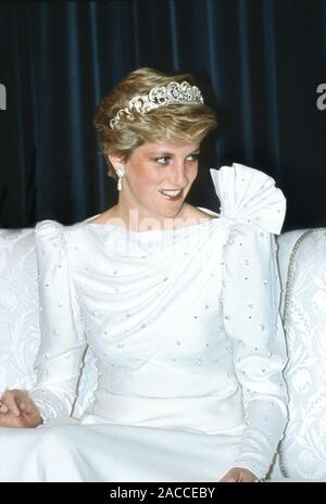 Son Altesse Royale la princesse Diana lors d'une visite royale de Bahreïn Novembre 1986. Robe design par Elizabeth et David Emanuel. Banque D'Images