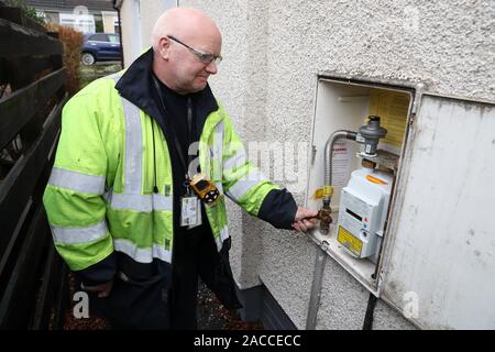 Le premier appel SGN Martin vérifie la bière pression de gaz sur un compteur à une maison à Stenhousemuir après maisons dans la région avait une panne de gaz. PA Photo. Photo date : lundi 2 décembre 2019. Réseau gaz SGN société travaille à rétablir l'approvisionnement de quelque 8 000 propriétés une fois que le problème a commencé le dimanche dans la région de Falkirk, mais a déclaré qu'elle pourrait être vendredi ou même dans le week-end prochain avant que les stocks sont restaurés à tout le monde. Voir l'activité de l'industrie histoire Gaz . Crédit photo doit se lire : Andrew Milligan/PA Wire Banque D'Images