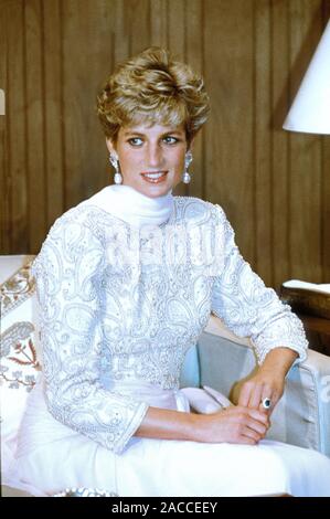 Son Altesse Royale la princesse Diana s'occupe le dîner pendant son tour du Pakistan en septembre 1991. Diana est vêtu d'un sarong Catherine Walker. Banque D'Images