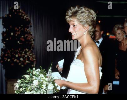 Son Altesse Royale la princesse Diana répond à Liza Minnelli à la London film première de 'Stepping Out', l'Empire Cinema, Leicester Square, Londres, Angleterre 19 Sept 1991. Banque D'Images