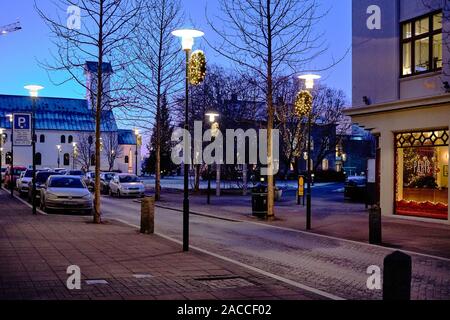 Décorations de Noël dans le crépuscule de matin à Reykjavík Islande Banque D'Images