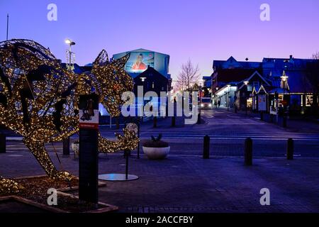 Décorations de Noël dans le crépuscule de matin à Reykjavík Islande Banque D'Images