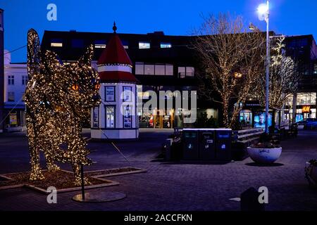 Décorations de Noël dans le crépuscule de matin à Reykjavík Islande Banque D'Images