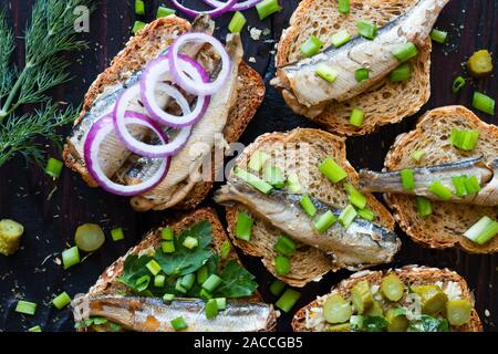 Sandwiches de poisson sur du pain avec des graines Banque D'Images