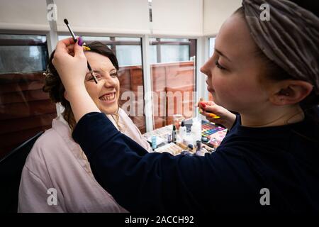 Un joli, belles femmes s'apprête à être une épouse pour la journée, d'avoir ses cheveux, maquillage et habiller tous finalisés au cours de préparation suite nuptiale, Suite Nuptiale prép Banque D'Images