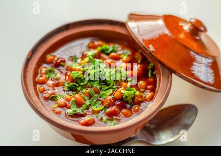 Un petit dessert de haricots cuits au four dans un plat de céramique, un repas sain et nutritif, des Banque D'Images