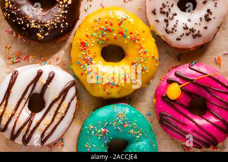 Les beignes savoureux différents sur un fond de papier Banque D'Images