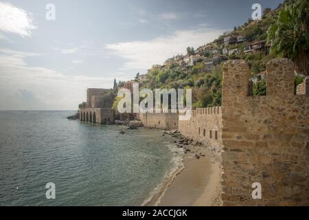 Paysage de l'ancien chantier naval près de la tour de Kule Kizil - péninsule Alanya, Turquie Banque D'Images