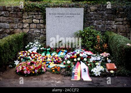 Berlin, Allemagne. 09Th Nov, 2019. La tombe de Fritz von Weizsäcker peut être vu après ses funérailles à l'Waldfriedhof à Berlin-Dahlem. Fritz von Weizsäcker est enterré avec son père, l'ancien Président fédéral Richard von Weizsäcker, dans une famille tombe. Il a été poignardé à mort en donnant une conférence à la clinique où il travaillait. Credit : Christoph Soeder/dpa/Alamy Live News Banque D'Images