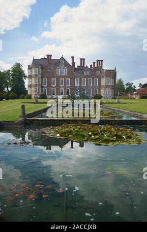 Burton Agnes Hall et Elizabethan jardins clos, East Riding of Yorkshire, Angleterre, RU, FR. Banque D'Images