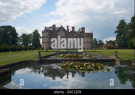 Burton Agnes Hall et Elizabethan jardins clos, East Riding of Yorkshire, Angleterre, RU, FR. Banque D'Images