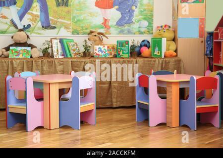 Tables vides . Le réfectoire d'une école pour les enfants avec des chaises et des tables sans les gens . L'école maternelle, d'une salle à manger Jardin d'enfants . Banque D'Images