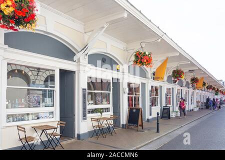 Boutiques et restaurants, bouchers' Row, Barnstaple, Devon, Angleterre, Royaume-Uni Banque D'Images