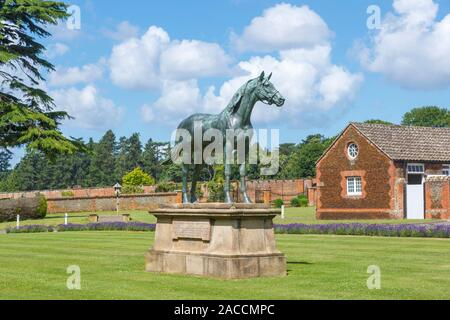 Statue du cheval Persimmon au Queen's écuries, le haras royal à la ferme sur la Sandringham Estate, Norfolk, UK Banque D'Images