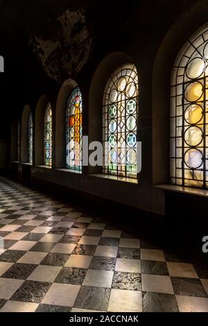 Vitraux et glorieux en marbre à l'intérieur de Saint Aleksandar Nevski Cathedral, Sofia, Bulgarie Banque D'Images