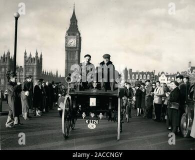 14 novembre 1954 - Londres, Angleterre, Royaume-Uni - le Club Automobile Voiture vétéran exécuté à partir de Londres à Brighton, a eu lieu aujourd'hui. La course, organisée par le Royal Automobile Club de concert avec le vétéran Car Club de Grande-Bretagne, a commencé ce matin de Hyde Park. Un milieu de l'année 1880 Hammel, conduit par C. Grenier (sur la droite), et FIN JAHNSON, gauche, les lecteurs des spectateurs lors de la dernière course. Jahnson trouvé la voiture dans un garage au Danemark. Il est célèbre pour être la plus ancienne voiture à essence de travail. (Crédit Image : © Keystone Press Agency/Keystone USA par ZUMAPRESS.com) Banque D'Images