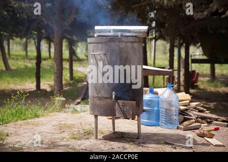 Un samovar en fumée métallique sur la nature. samovar est un grand récipient décoré pour le chauffage de l'eau, utilisé traditionnellement en Azerbaïdjan pour faire du thé. Banque D'Images