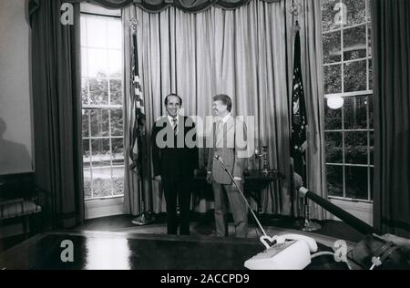 7 Septembre, 1977 - Washington, DC, États-Unis - Le Président Jimmy Carter, droit, partage un rire avec le président Carlos Andres Perez du Venezuela au Bureau ovale de la Maison Blanche. Aujourd'hui, Carter de signé le nouveau canal de Panama traités, les traités de Torrijos-Carter, qui va transférer le contrôle du Canal de Panama à Panama après 1999. (Crédit Image : © Keystone Press Agency/Keystone USA par ZUMAPRESS.com) Banque D'Images