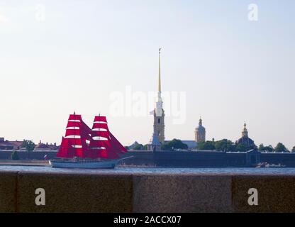 Col de répétition du navire avec voiles rouge écarlate, la préparation à la maison de voiles à Saint-Pétersbourg, Russie Banque D'Images