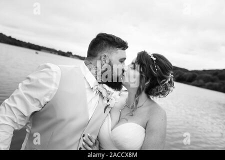 Une mariée et un marié embrassant sur leur grand jour, célébrant l'amour et le bonheur et leur avenir ensemble Banque D'Images