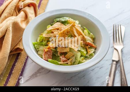 Salade de poulet Santa Fe avec bandes de tortillas et chipotle épicé sauce ranch Banque D'Images