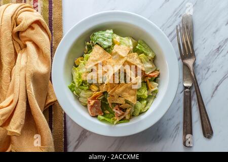 Salade de poulet Santa Fe avec bandes de tortillas et chipotle épicé sauce ranch Banque D'Images