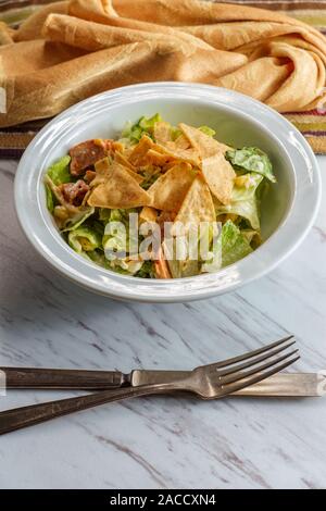 Salade de poulet Santa Fe avec bandes de tortillas et chipotle épicé sauce ranch Banque D'Images