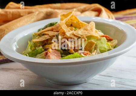 Salade de poulet Santa Fe avec bandes de tortillas et chipotle épicé sauce ranch Banque D'Images