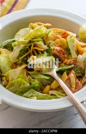 Salade de poulet Santa Fe avec bandes de tortillas et chipotle épicé sauce ranch Banque D'Images