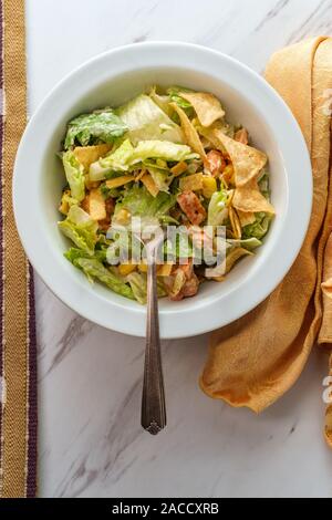 Salade de poulet Santa Fe avec bandes de tortillas et chipotle épicé sauce ranch Banque D'Images