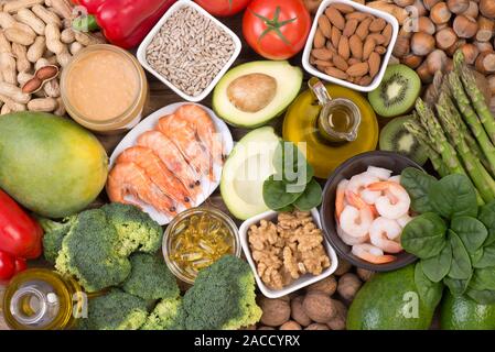 Sources de nourriture Vitamin E, vue de dessus sur fond en bois Banque D'Images