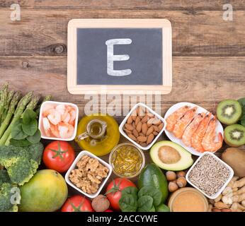 Sources de nourriture Vitamin E, vue de dessus sur fond en bois Banque D'Images