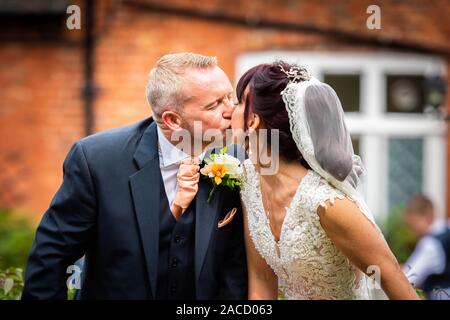 Une mariée et un marié embrassant sur leur grand jour, célébrant l'amour et le bonheur et leur avenir ensemble Banque D'Images