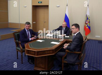 (191202) -- BEIJING, 2 décembre 2019 (Xinhua) -- Le président russe Vladimir Poutine (C), le ministre de l'énergie russe Alexander Novak (R) et vice-premier ministre Dmitri Kozak regarder la cérémonie de lancement de la route est-sino-russe de transport de gaz naturel par téléconférence à Sotchi, en Russie, le 2 décembre 2019. (Spoutnik/document via Xinhua) Banque D'Images