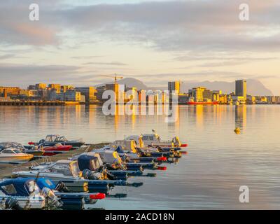 Ronvikleira, Bodo, Norvège - le 18 août 2019 : vue sur le port de plaisance et des bateaux à voile pendant le coucher du soleil avec le centre-ville et la montagne dans le backgroun Banque D'Images