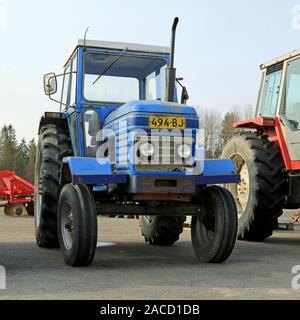 FORSSA, FINLANDE - mars 1, 2014 : Classique Leyland 255 tracteur agricole année 1976 sur un chantier. Le Leyland 255 tracteur a été construit en Angleterre par Leyland Banque D'Images