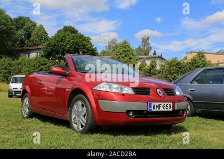 KAARINA, FINLANDE - le 19 juillet 2014 : Renault Megane cabriolet rouge année 2004 sur l'herbe. La première génération de Renault Mégane Cabriolet a été d'abord présentation Banque D'Images