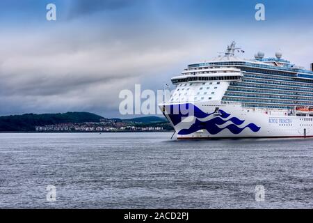 South Queensferry, ÉCOSSE - 14 août 2018 : Princess bateau de croisière, le Royal Princess, ancrée dans le Firth of Forth pour transporter des passagers. Banque D'Images