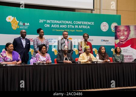 (191202) -- KIGALI, 2 décembre 2019 (Xinhua) -- Premières Dames des pays africains participent à une activité secondaire session de la Conférence internationale sur le sida et les Infections Sexuellement Transmissibles en Afrique, à Kigali, capitale du Rwanda, le 2 décembre 2019. 'L'élimination de la transmission mère-enfant du VIH, de la syphilis et l'hépatite est réalisable et vous pouvez aider à fournir l'ingrédient clé : la volonté politique, l' Tedros Adhanom Ghebreyesus, directeur général de l'Organisation mondiale de la Santé (OMS), a dit à premières dames des pays africains à une activité secondaire session de la Conférence internationale sur le sida et les maladies sexuellement transmissibles Banque D'Images
